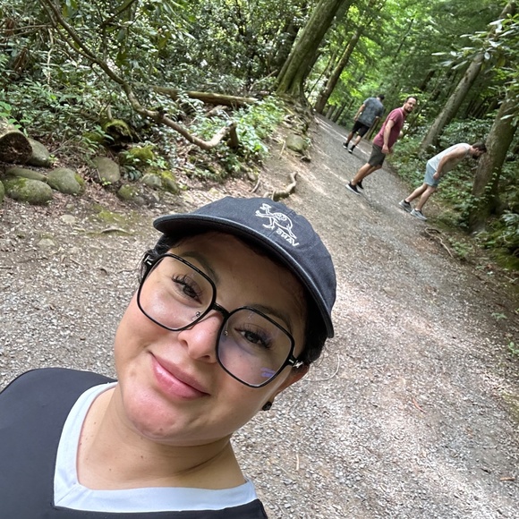 Meet your Posher, Yesenia - Picture 2 of 2